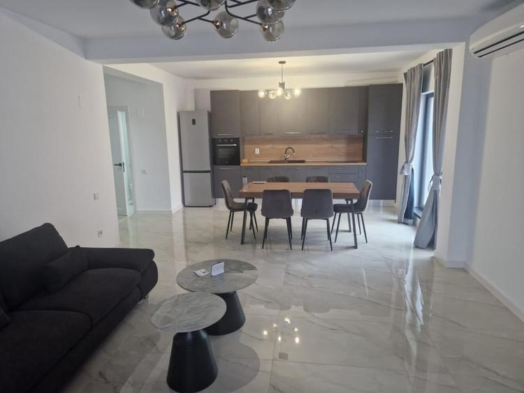 Apartament cu 3 camere decomandat, mobilat în Exterior Est