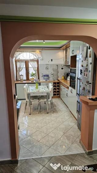 Apartament cu 7 camere decomandat în Central