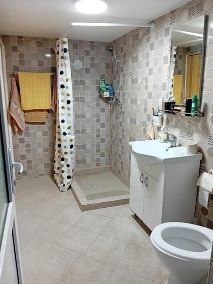 Casă individuală cu 5 camere cu Canalizare în Central