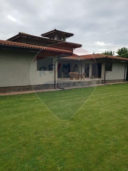Casă individuală cu 7 camere cu Teren 1461 Mp în Vadu Anei