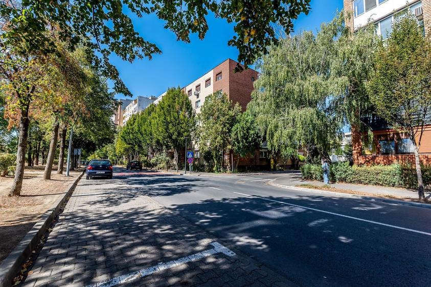 Apartament cu 3 camere decomandat, mobilat în Polivalentă