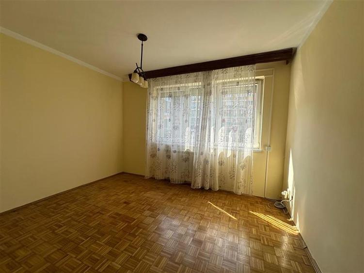 Apartament cu 3 camere semidecomandat în Aeroport