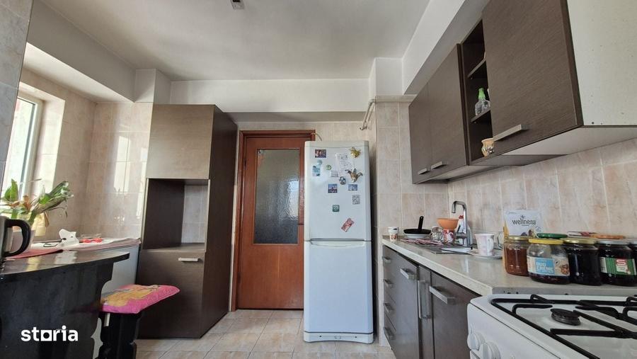 Apartament cu 3 camere semidecomandat în 9 Mai