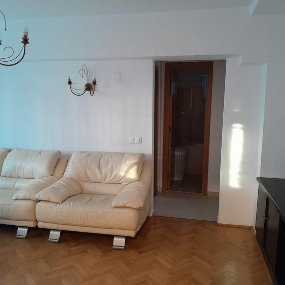 Apartament cu 3 camere semidecomandat în Banu Manta