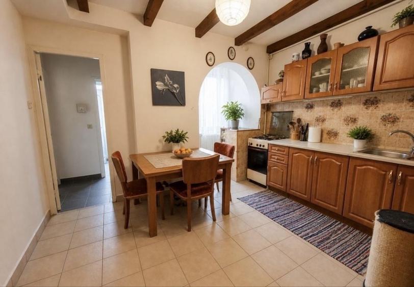 Apartament cu 3 camere decomandat în Cornișa