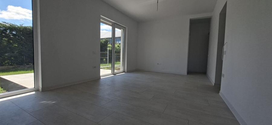 Casă individuală cu 5 camere cu Canalizare în Aradului