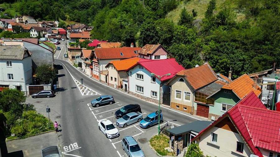 Casă individuală cu 6 camere cu Canalizare în Schei