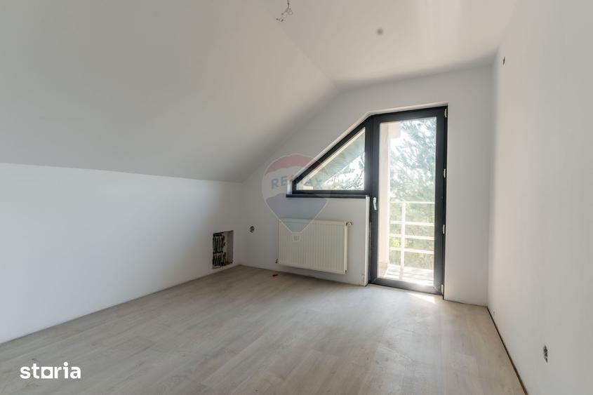 Casă cu 5 camere cu Teren 1000 Mp în Bârnova