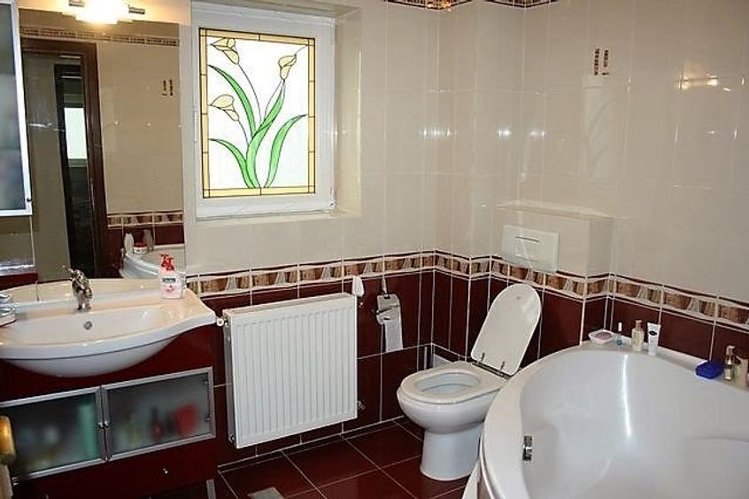 Casă individuală cu 10 camere cu Teren 640 Mp în Pipera