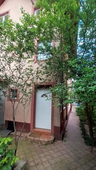 Casă individuală cu 10 camere cu Teren 331 Mp în Petricani