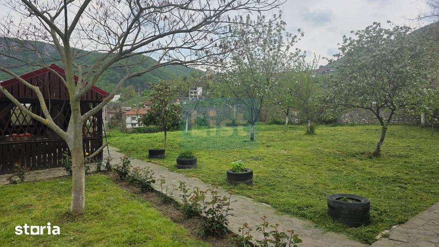 Casă cu 6 camere cu Teren 1361 Mp în Dubova