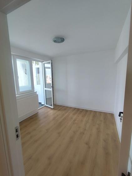 Apartament cu 3 camere semidecomandat, mobilat în Gara de Nord