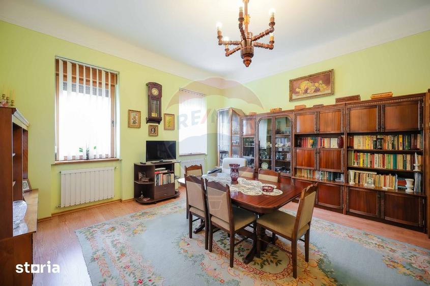 Casă cu 7 camere cu Teren 153 Mp în Central