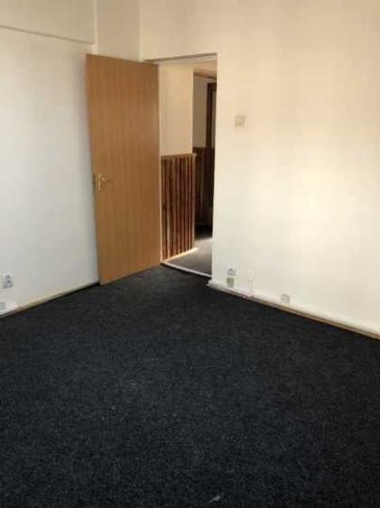 Apartament cu 3 camere semidecomandat, mobilat în P-ța Unirii
