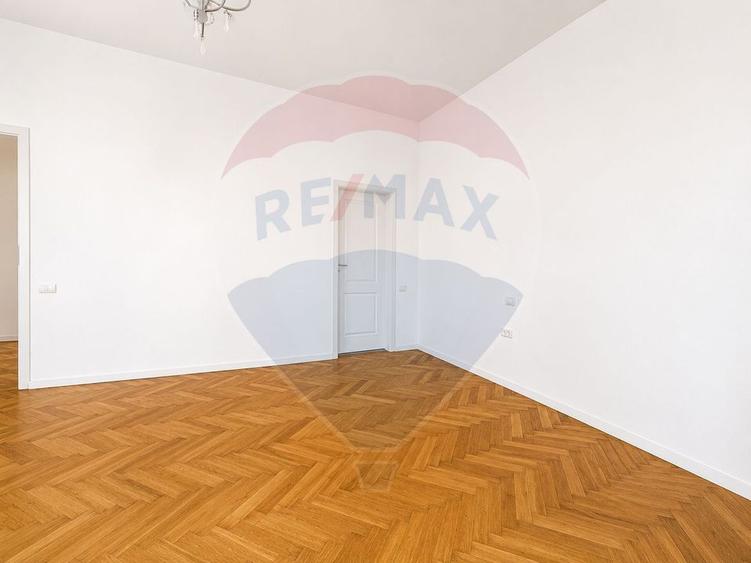 Apartament cu 4 camere decomandat în Central