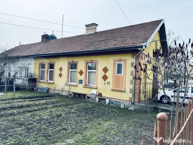 Casă cu 2 camere cu Teren 560 Mp în Central