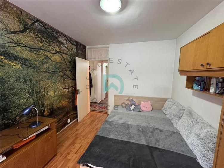 Apartament cu 3 camere decomandat în Astra