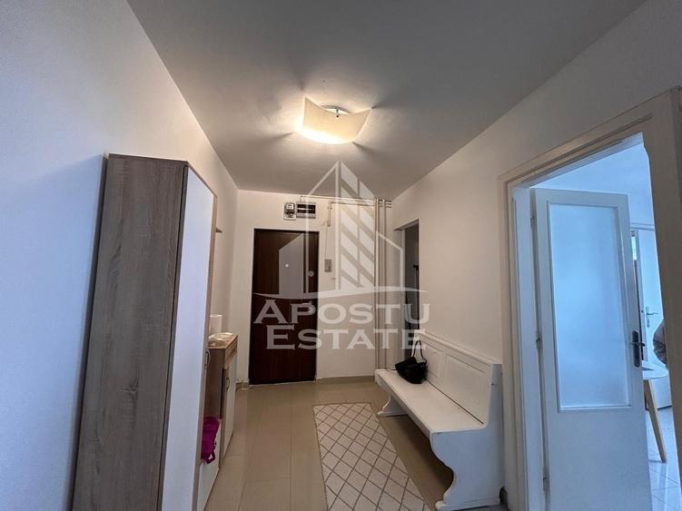 Apartament cu 3 camere semidecomandat, mobilat în Central