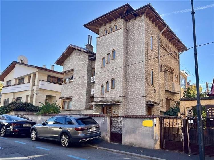 Casă individuală cu 10 camere cu Garaj în Primăverii