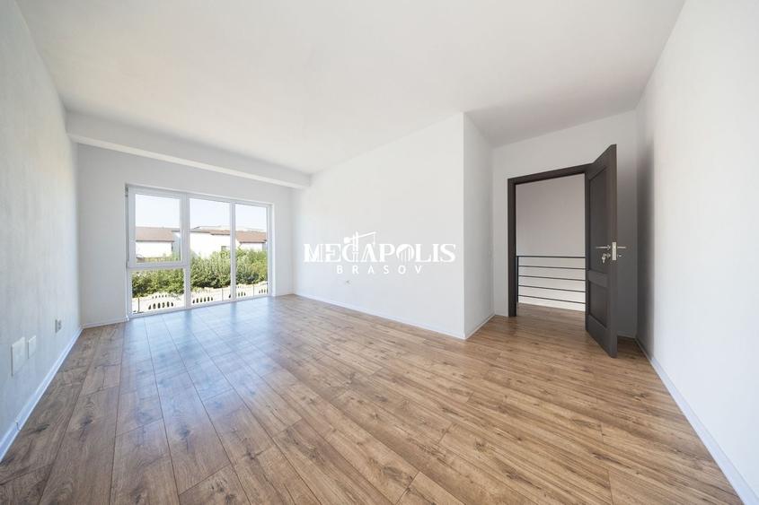 Duplex cu 4 camere cu Canalizare în Sânpetru