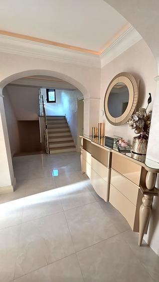 Casă cu 8 camere cu Piscina în Iancu Nicolae
