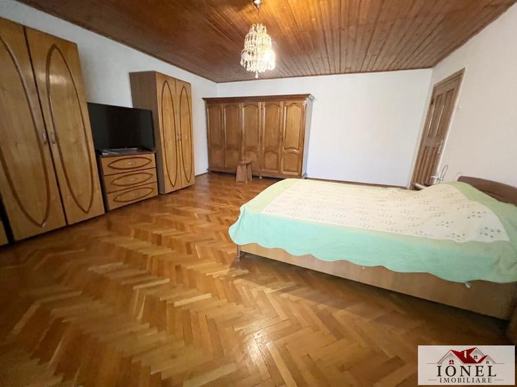 Casă individuală cu 9 camere cu Canalizare în Central