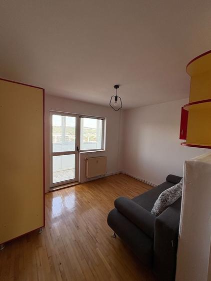 Apartament cu 3 camere decomandat în Florești