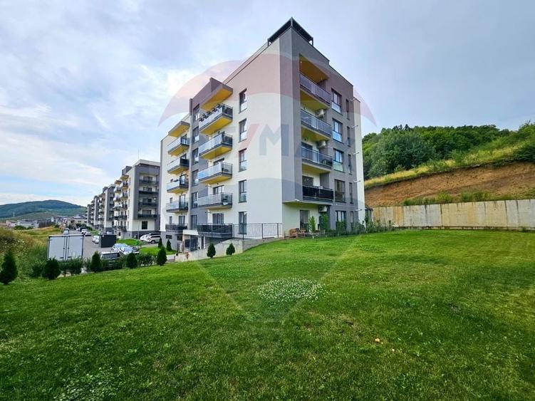 Apartament cu 3 camere semidecomandat, mobilat în Florești