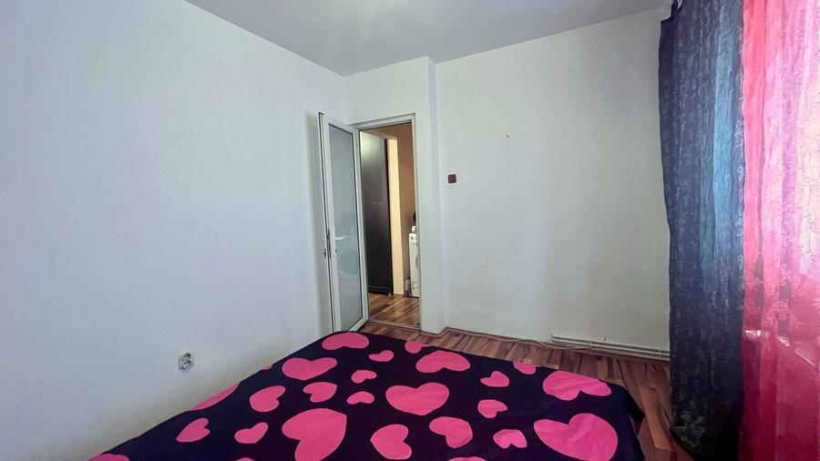 Apartament cu 3 camere semidecomandat în Vlahuță