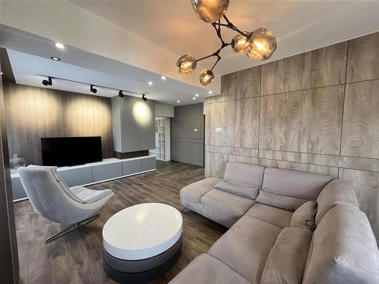 Apartament cu 4 camere decomandat, mobilat în Răcădău