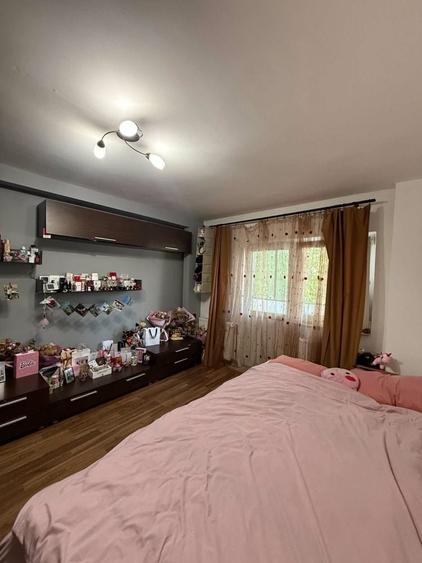 Apartament cu 3 camere decomandat în Florești