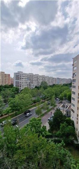 Apartament cu 3 camere semidecomandat, mobilat în Dristor