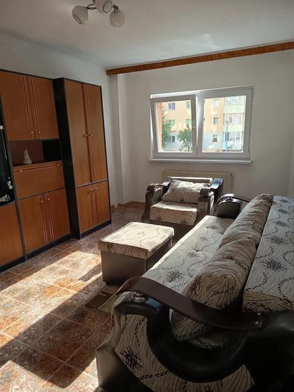 Apartament cu 3 camere decomandat în Tractorul