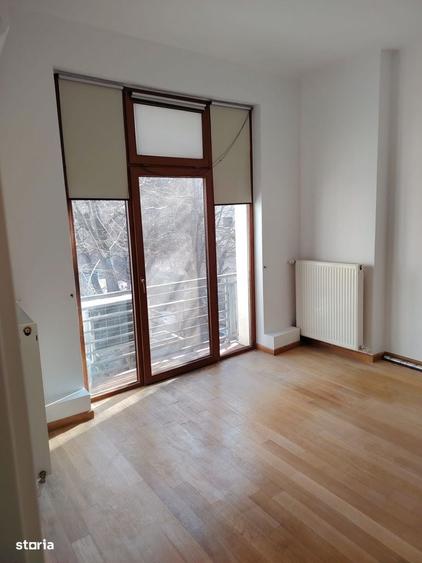 Apartament cu 4 camere decomandat în Calea Victoriei