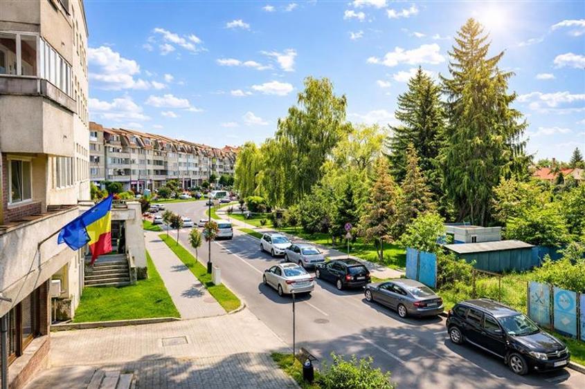Apartament cu 4 camere decomandat, mobilat în Central