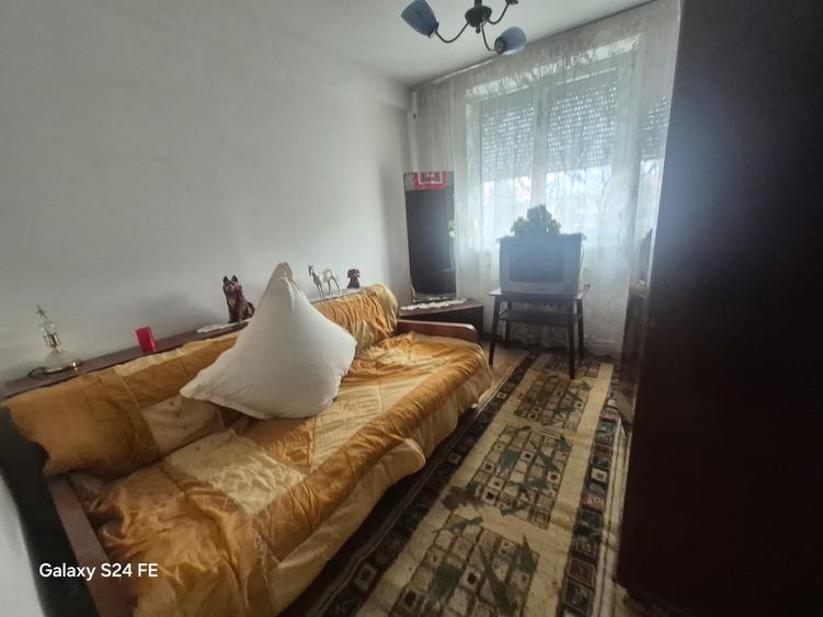 Apartament cu 3 camere semidecomandat în Dărmănești