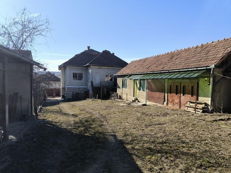 Casă cu 4 camere în Aghireșu