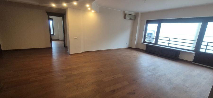 Apartament cu 4 camere semidecomandat în Primăverii