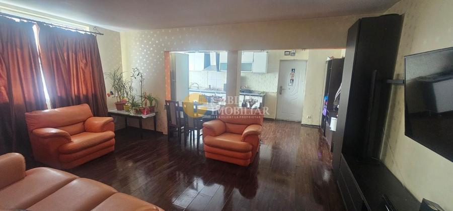 Apartament cu 3 camere semidecomandat, mobilat în Alexandru cel Bun