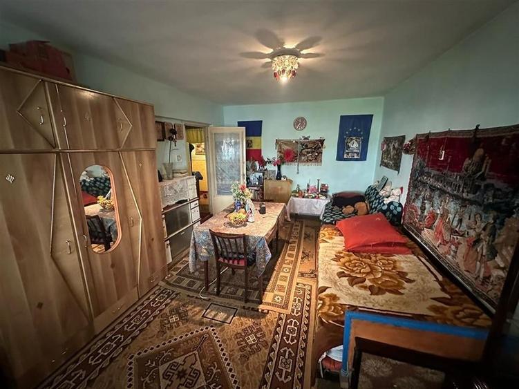 Apartament cu 4 camere decomandat în Central