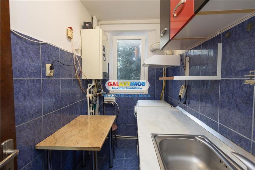 Apartament cu 3 camere semidecomandat în Tei