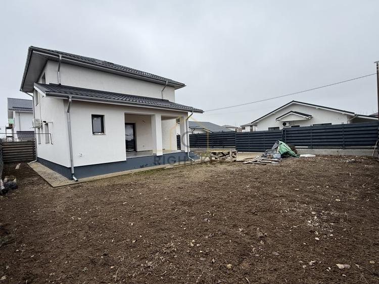 Casă individuală cu 4 camere cu Teren 370 Mp în Joița
