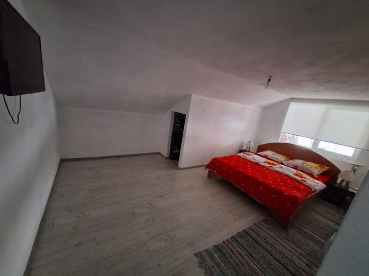 Casă individuală cu 5 camere cu Teren 7000 Mp în Central