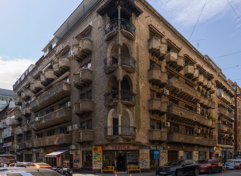 Apartament cu 3 camere semidecomandat, mobilat în Sala Palatului