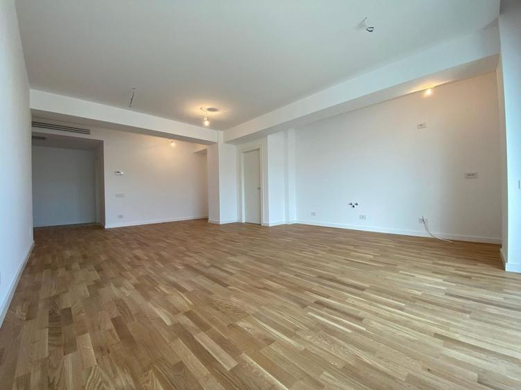 Apartament cu 3 camere semidecomandat în Pipera