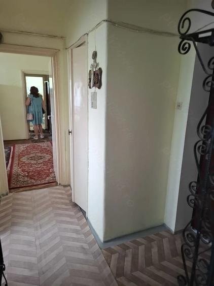 Apartament cu 3 camere semidecomandat în Podgoria