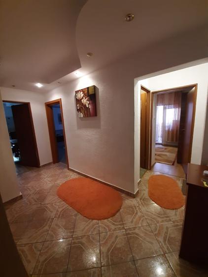 Apartament cu 4 camere decomandat în Tractorul