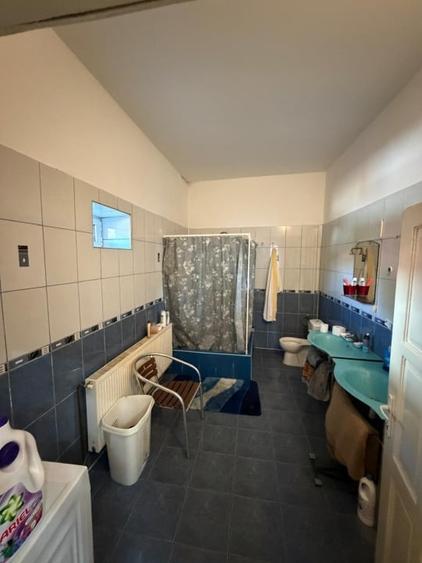 Casă individuală cu 6 camere cu Canalizare în Central