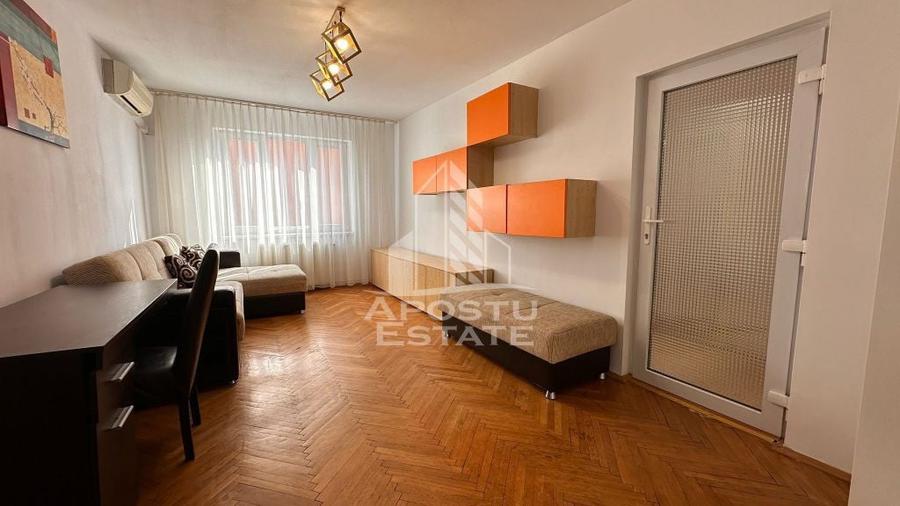 Apartament cu 3 camere semidecomandat, mobilat în Complex Studențesc