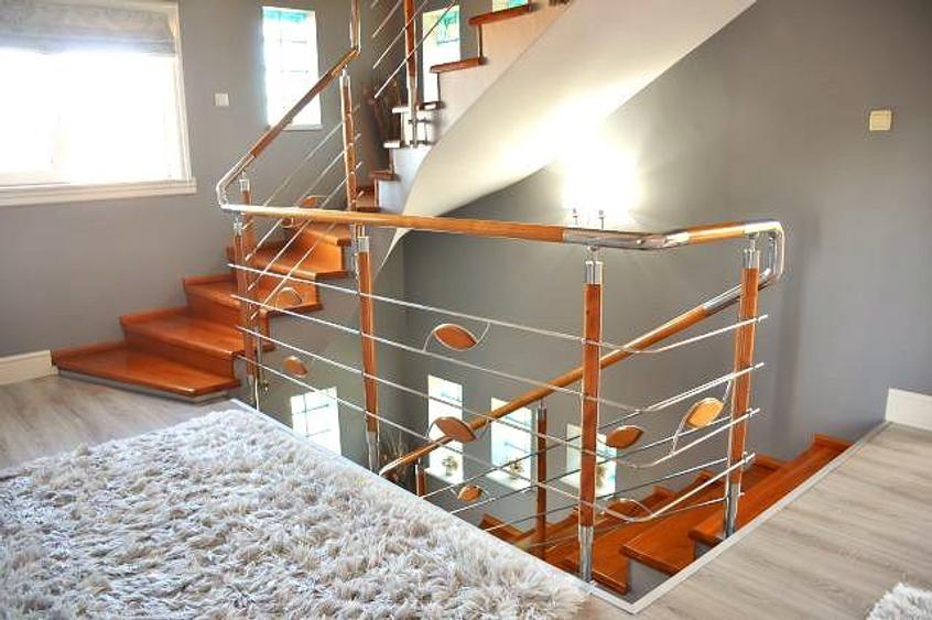 Casă cu 8 camere cu Teren 230 Mp în Exterior Nord